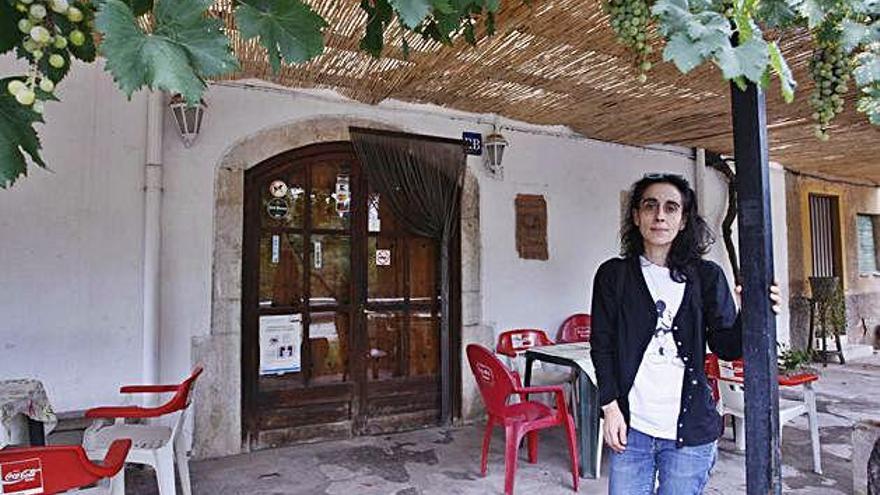 L&#039;establiment, situat al peu de la carretera de Sant Feliu.