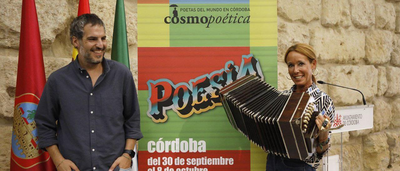 Antonio Agredano y Marián Aguilar, ante el cartel de la nueva edición de Cosmopoética.