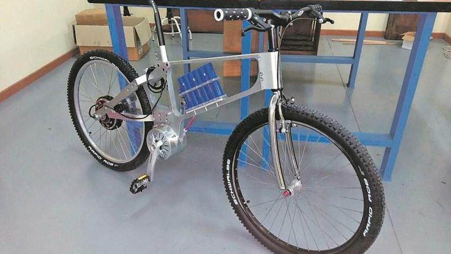 El modelo de bicicleta, en uno de los talleres de la Universidad de Oviedo.