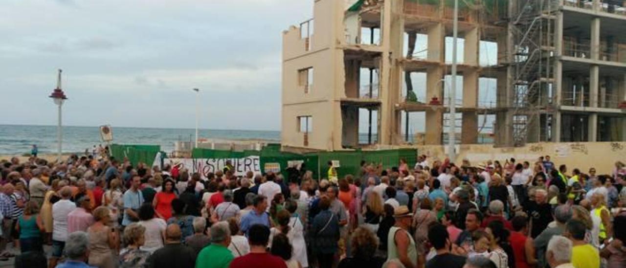 Un millar de personas reclama a Costas que se reactiven las obras del hotel de Arenales