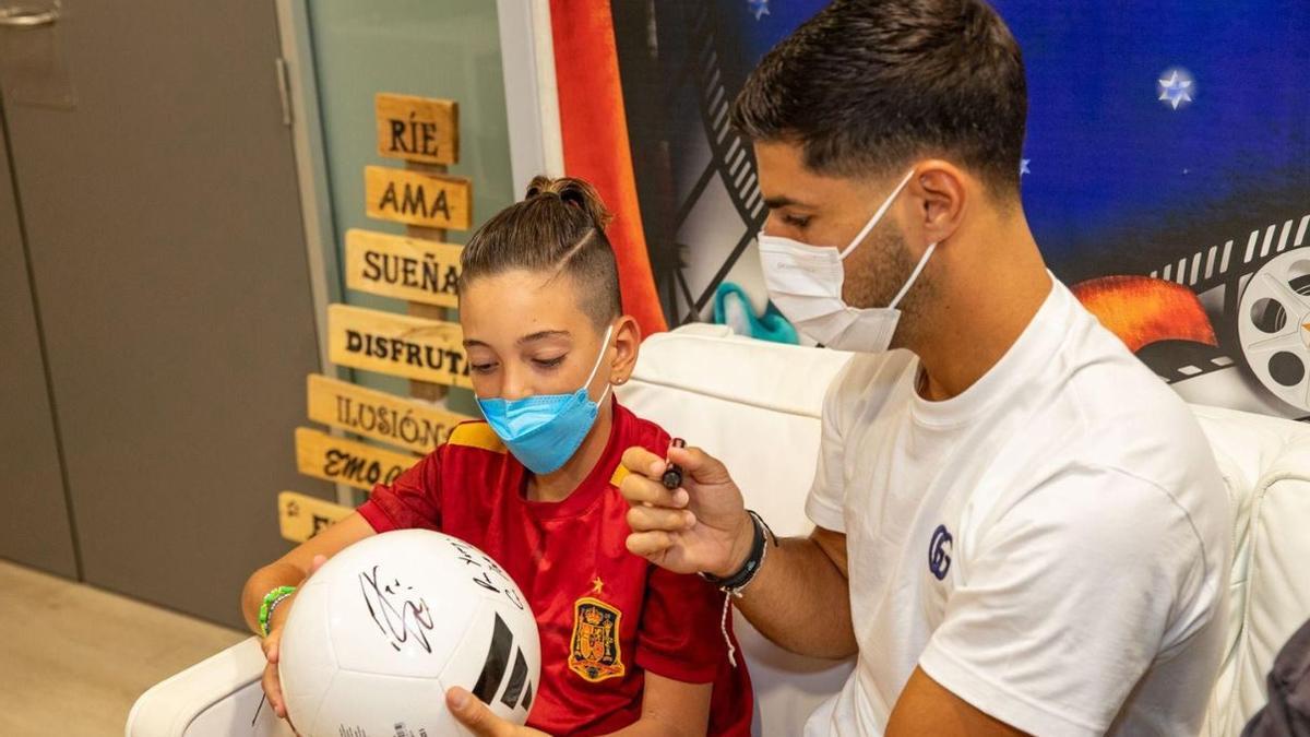 Marco Asensio firma un autógrafo a un niño en su visita reciente a Son Espases.