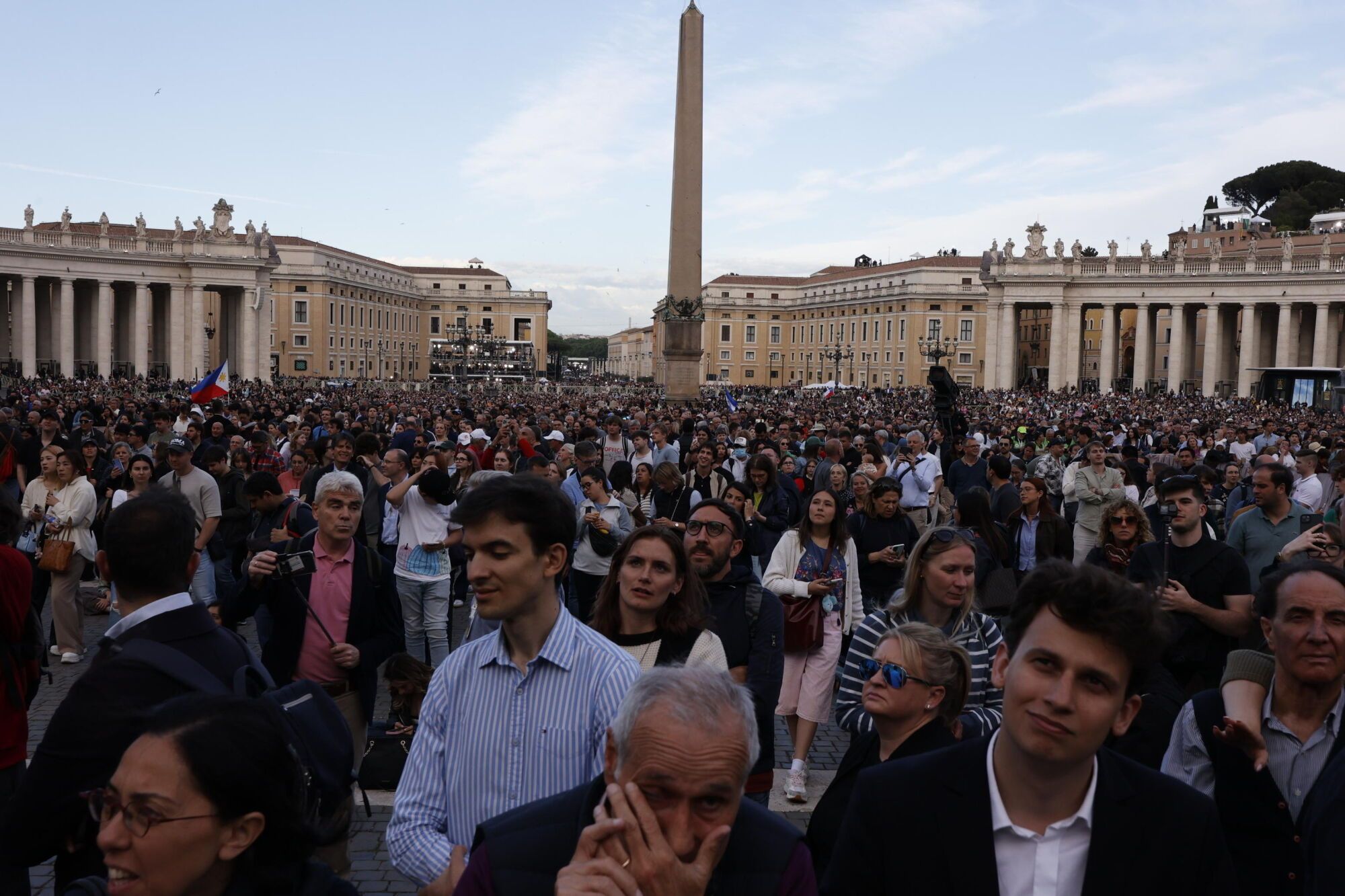 La gente se reúne en la Plaza de San Pedro el primer día del cónclave para elegir al próximo papa, Ciudad del Vaticano, 07 de mayo de 2025. (Papa) EFE/EPA/FABIO FRUSTACI ```