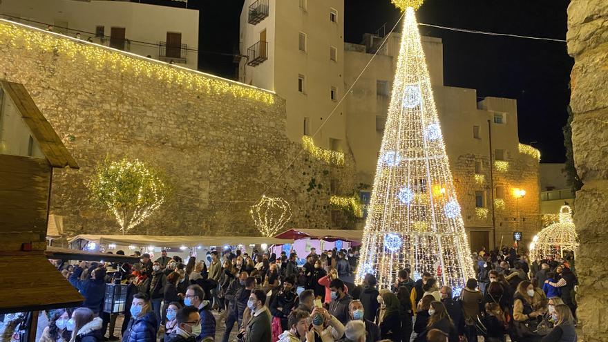 Fusión de luces e historia en Peñíscola con el mercado medieval y el alumbrado de Ferrero Rocher