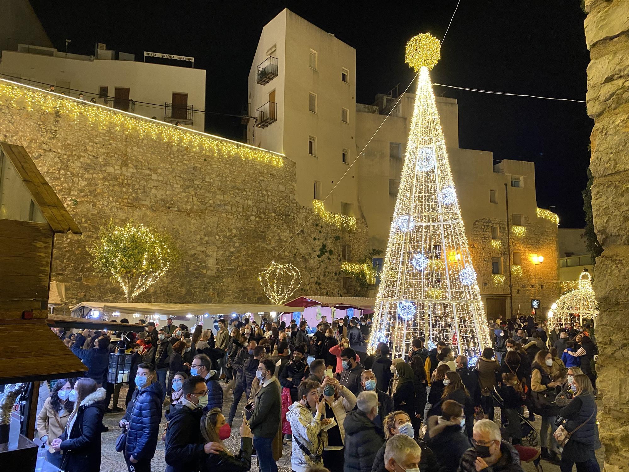 Fusión de luces e historia en Peñíscola con el mercado medieval y el alumbrado de Ferrero Rocher