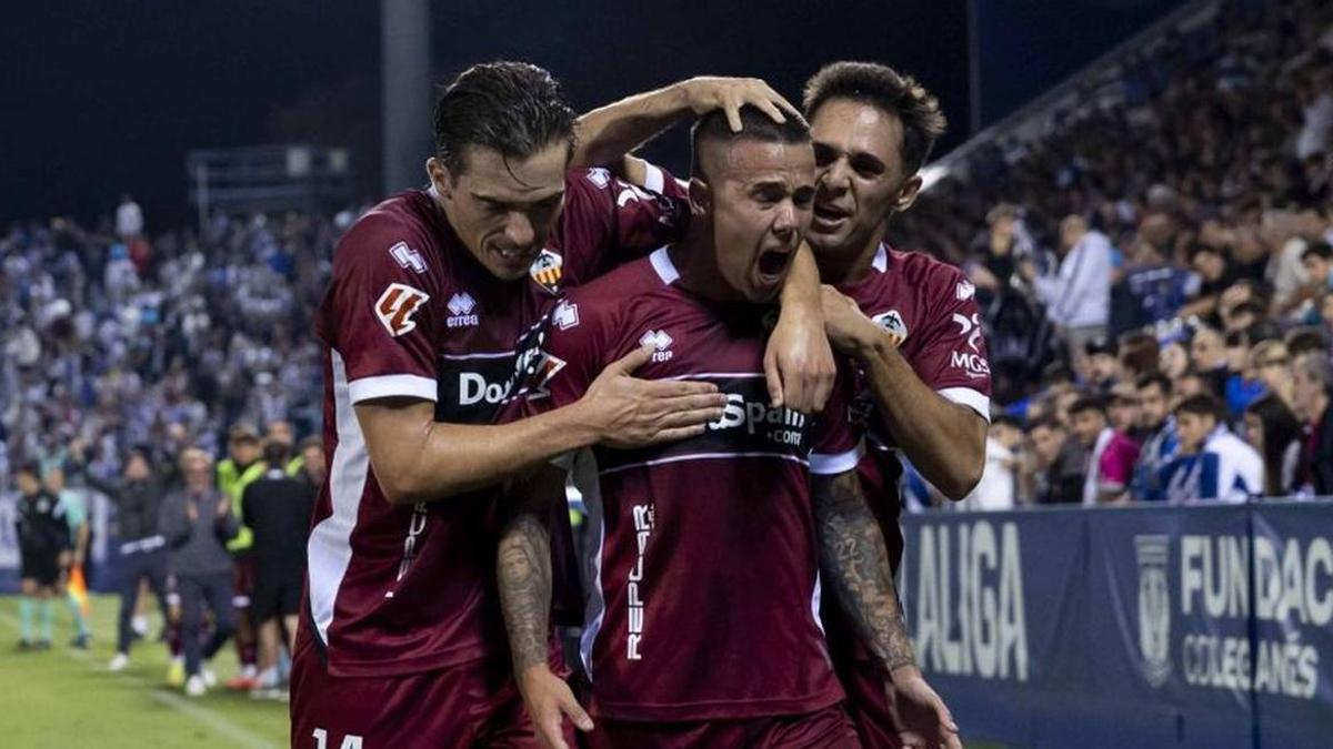 Isra Suero, arropado en el 0-1 en Leganés por Iñigo Córdoba y Álvaro Martín.