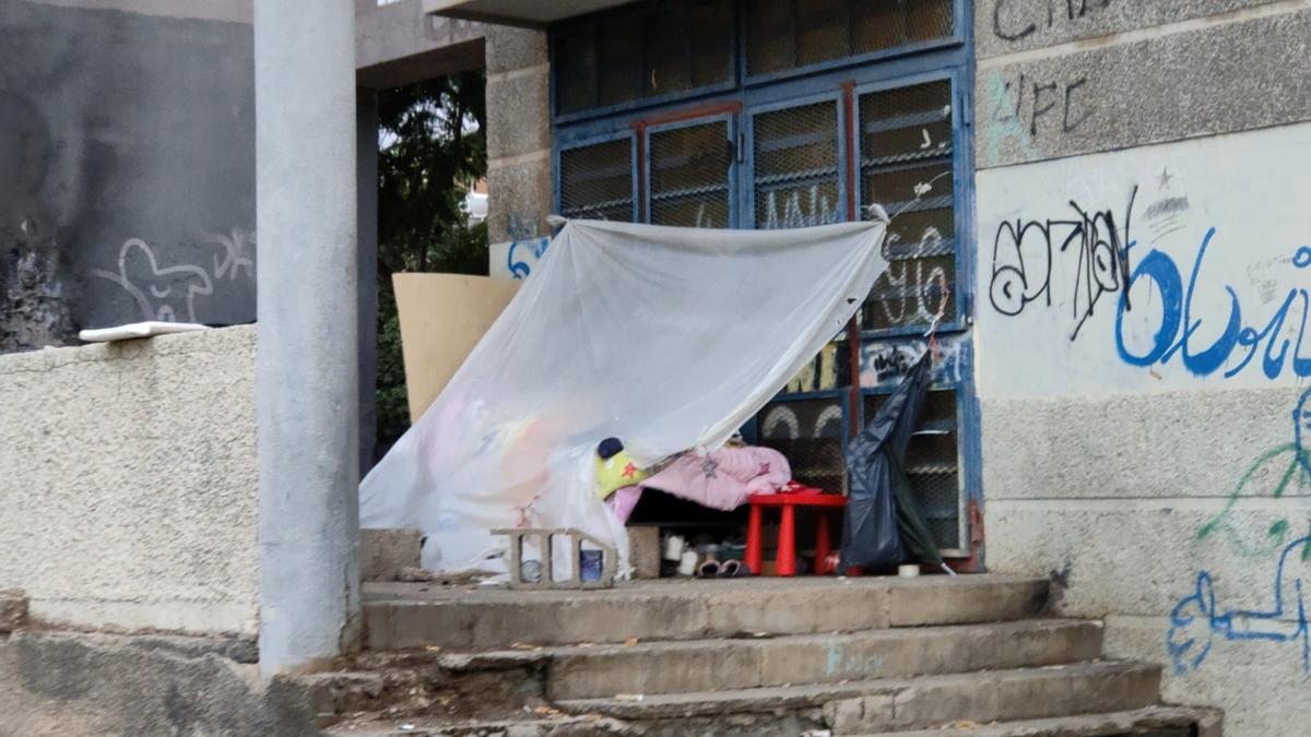 Imagen de archivo de enseres acumulados en la calle en las inmediaciones del Pancho Camurria el pasado 2023