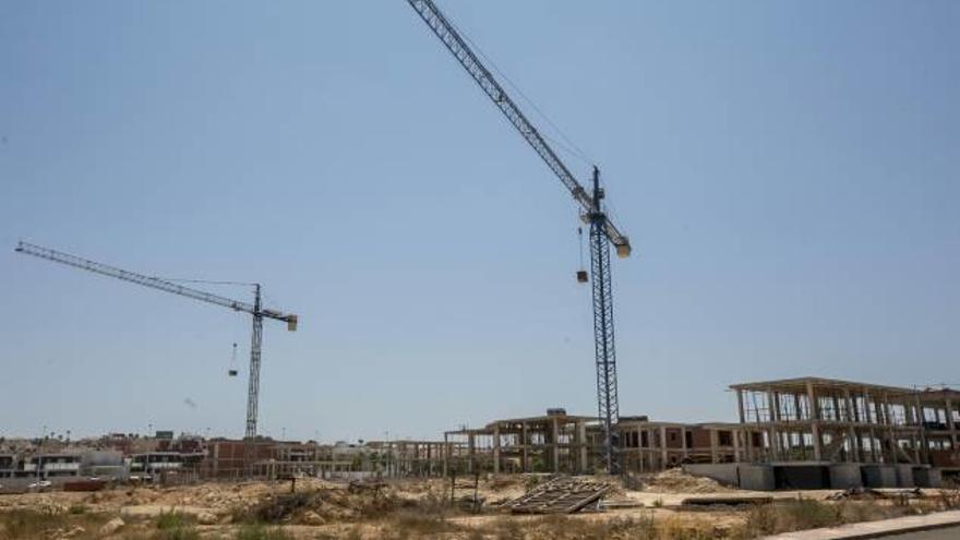 Grúas trabajando en nuevas construcciones en Gran Alacant este verano.