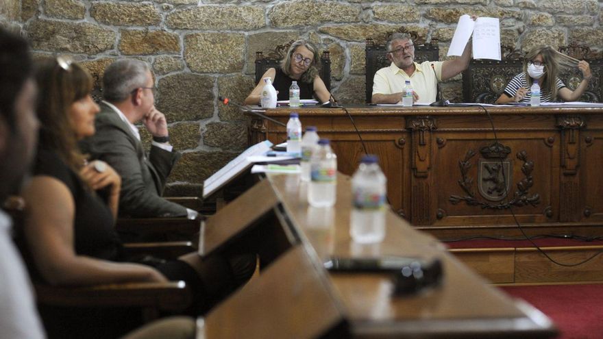 Manuel Cuiña muestra documentos al pleno, bajo la atenta mirada de Ignacio Maril. | // BERNABÉ/JAVIER LALÍN