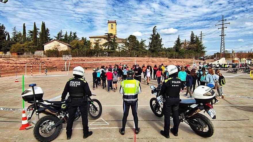 Alumnes aprenent amb la Policia Local