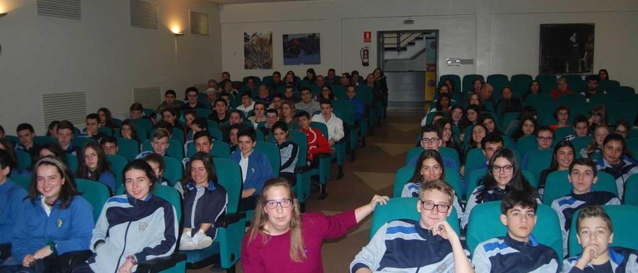 Leyre Valdés con los alumnos, ayer, en la Casa de la Cultura de Noreña.