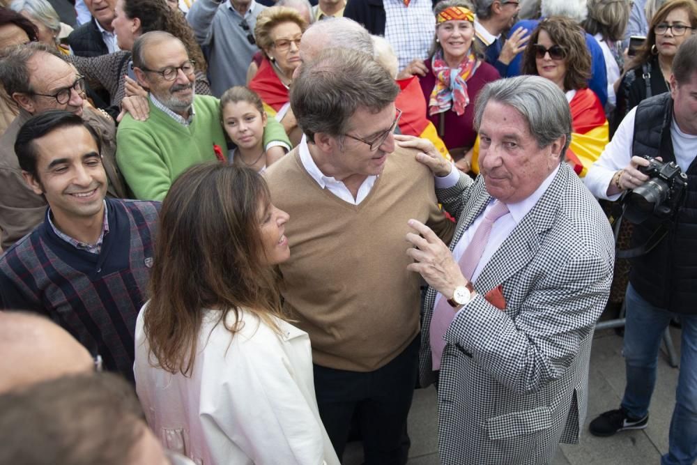 Feijóo y Francisco Vázquez muestran su apoyo a los catalanes constitucionalistas en A Coruña. // Miguel Miramontes (Roller Agencia)