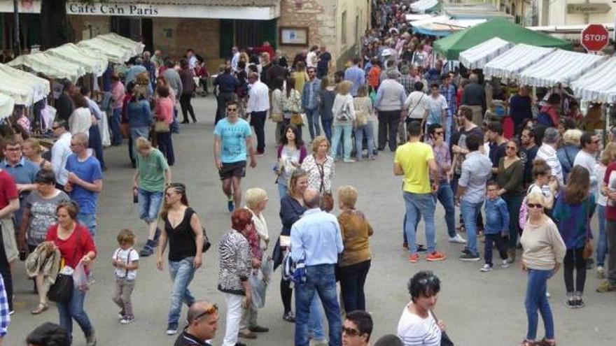 La plaza del Ayuntamiento registró una gran afluencia de público durante toda la mañana.