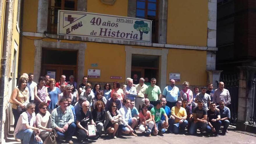 Foto de familia de profesores y alumnos en El Prial.