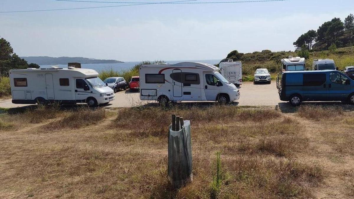Caravanas y autocaravanas, esta tarde en el entorno de Cabo Udra.