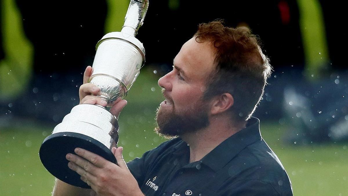 Shane Lowry alza la jarra de clarete como ganador del Open 2019.