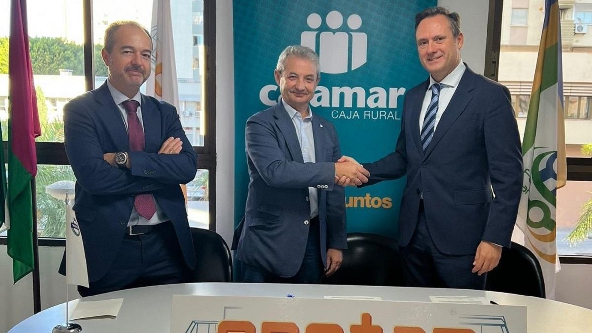 La firma del convenio entre Apetam y Cajamar.