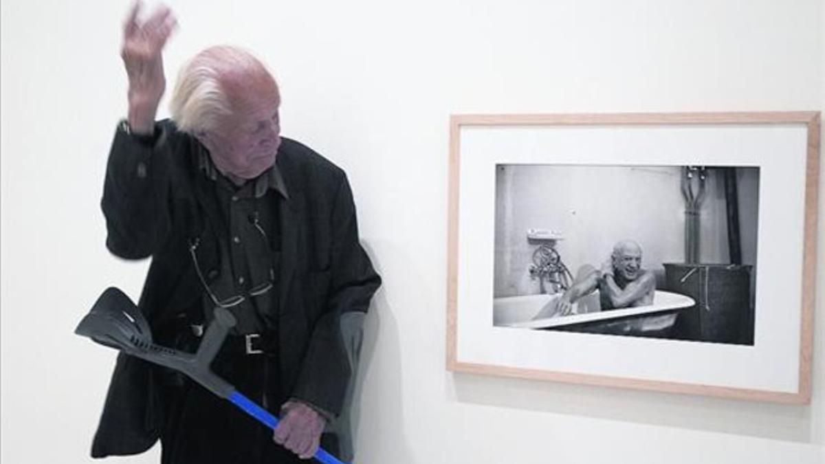 David Douglas Duncan, junto a la primera foto que hizo a Picasso, ayer, en el museo del artista en Barcelona.