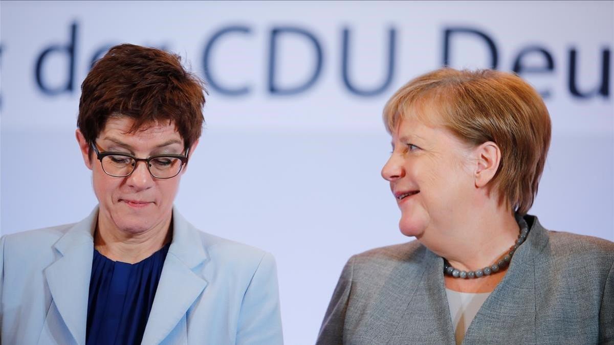 Annegret Kramp-Karrenbauer y Angela Merkel, este jueves, a su llegada a Leipzig para acudir al congreso de la CDU.