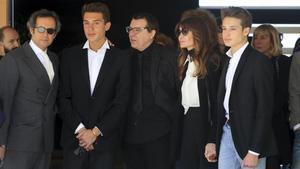 Sílvia Hofmann, con sus hijos Giorgio y Filippo, su exmarido, Pietro Micheletti (izquierda), y Juan Muñoz, uno de los hombres de confianza de Mey Hofmann, este jueves en el funeral de la cocinera en Barcelona.