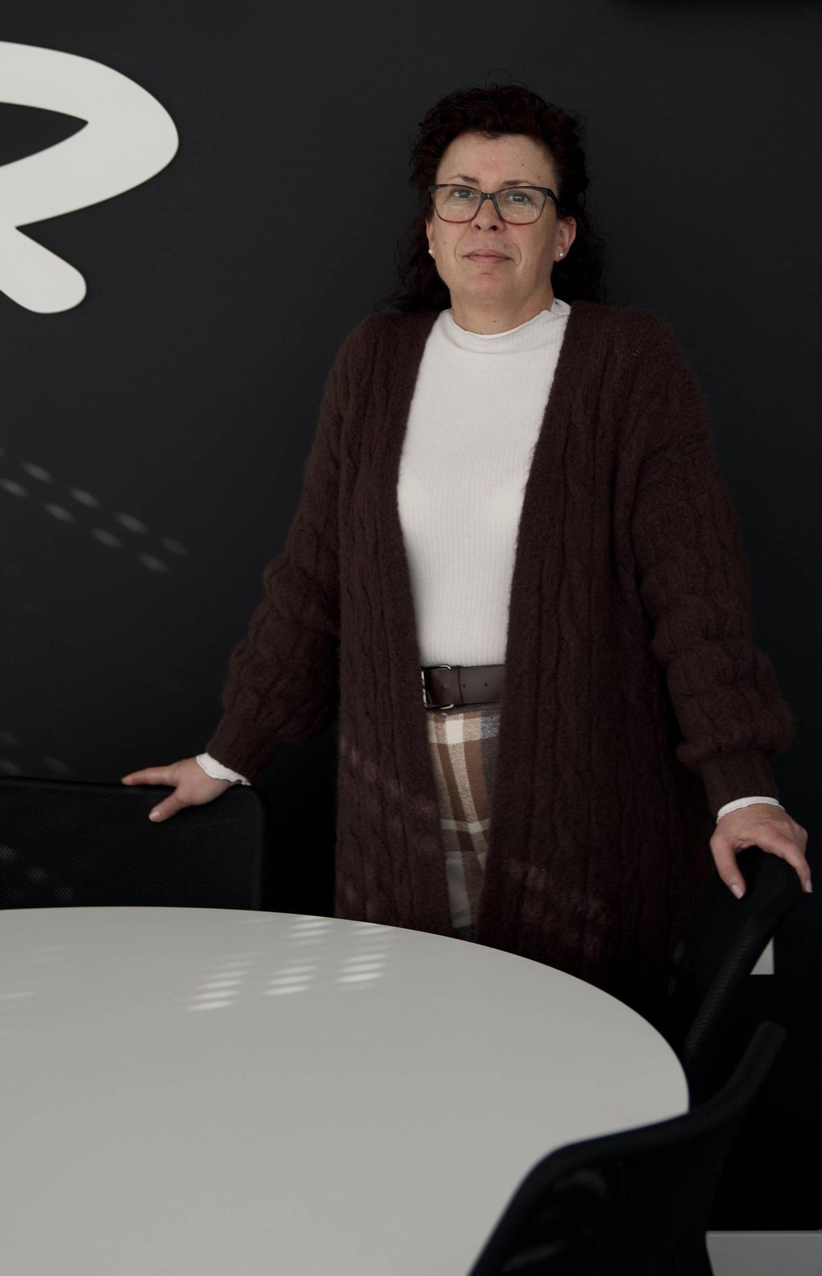 La gerente de la entidad pesquera, en su despacho, en Luarca.