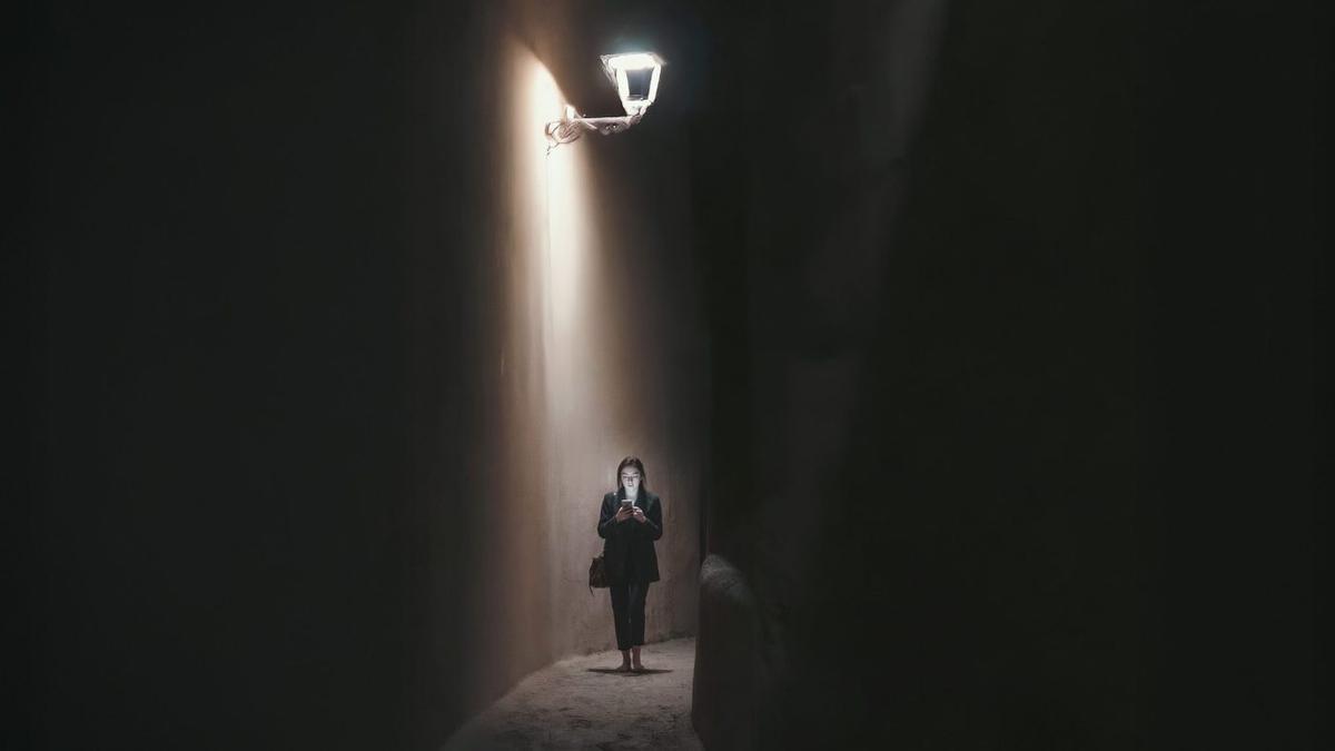 LA FOTO CONTADA | Ni una menos, ni una más. Una mujer camina sola por un callejón de Palma.