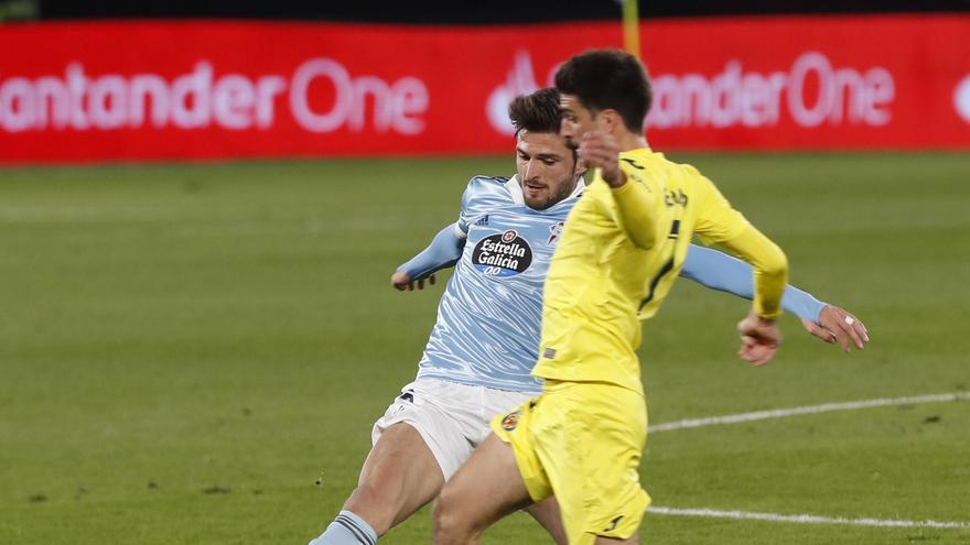 Okay intenta cortar un avance de Gerard Moreno en el último Celta-Villarreal.