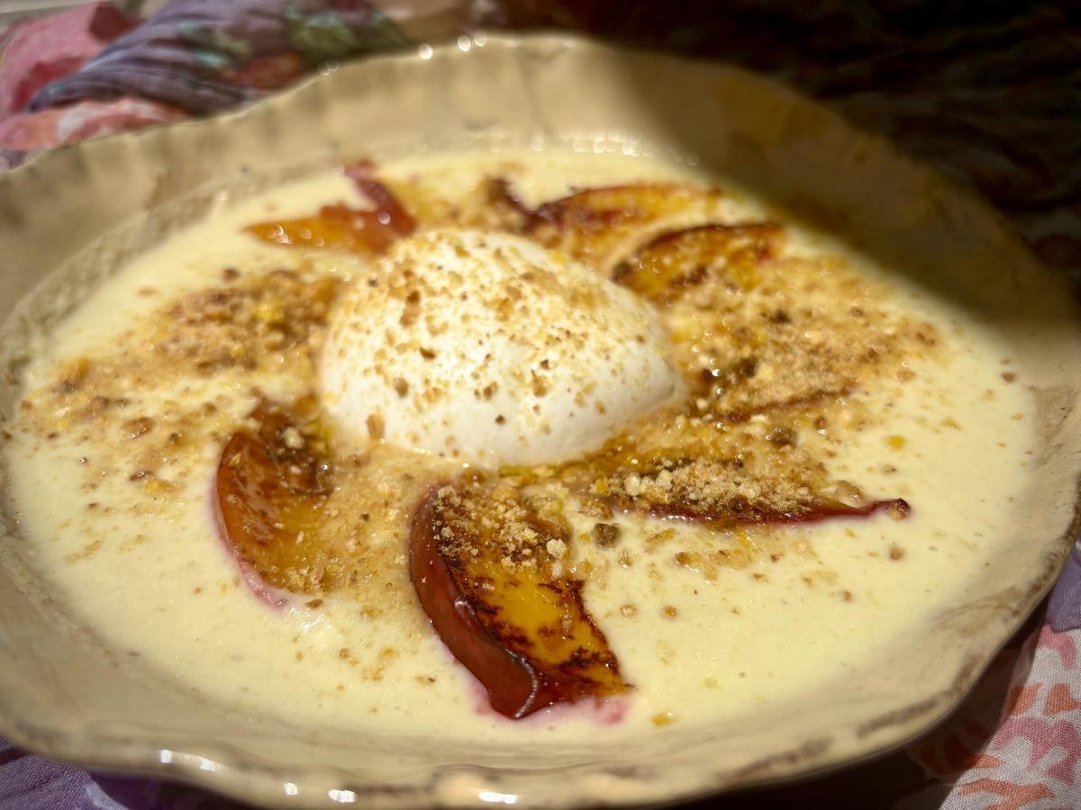 La crema con la nectarina, el queso y el polvo de maíz frito.