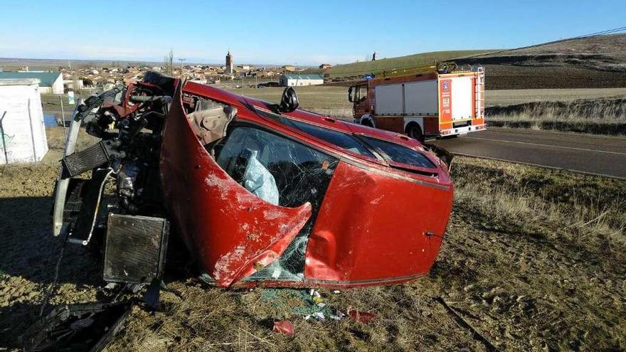 En la imagen, estado en el que quedó el vehículo que conducía la mujer tras salirse de la carretera.