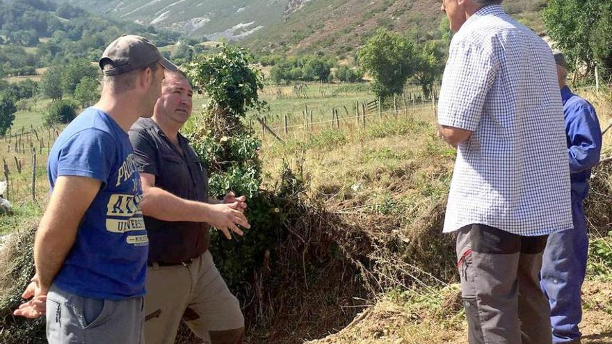 El Alcalde, con técnicos y vecinos, en la localidad de El Quempu.