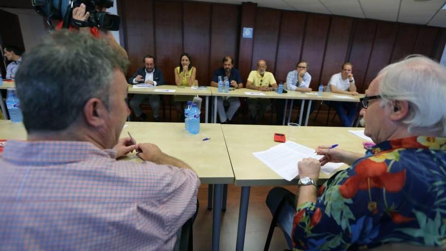 Imagen de la reunión celebrada ayer, con los representantes sindicales en primer término y los empresariales al fondo.