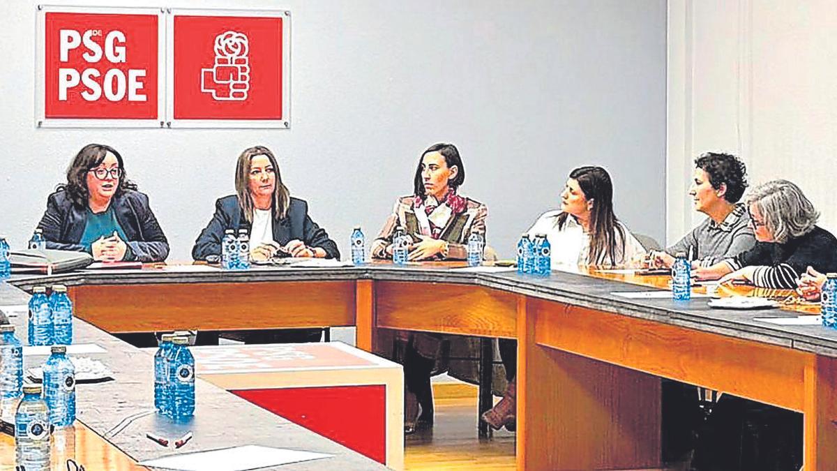 Lara Méndez, tercera por la izda., flanqueada por Silvia Fraga y Ana Laura Iglesias, el jueves en la reunión de la Comisión de Igualdad. |  LCO