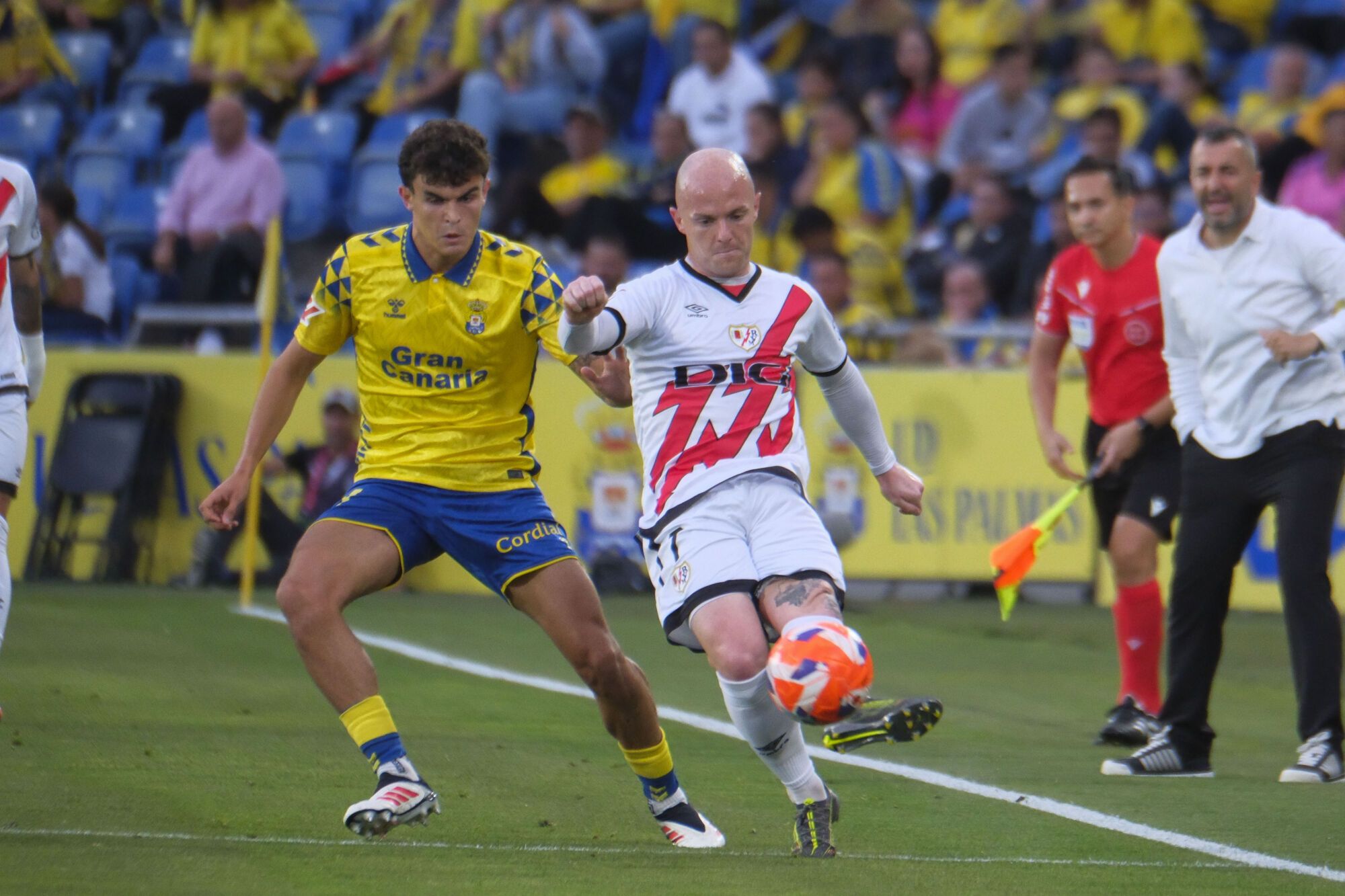 LAS PALMAS DE GRAN CANARIA, 09/05/2025.- El centrocampista del Rayo Vallecano Isi Palazón (d) disputa el balón ante el centrocampista de la UD Las Palmas Stefan Bajčetić Maquieir (i) durante el encuentro correspondiente a la jornada 35 de Laliga EA Sports que disputan hoy viernes Las Palmas y Rayo en el Estadio de Gran Canaria. EFE / Angel Medina G.