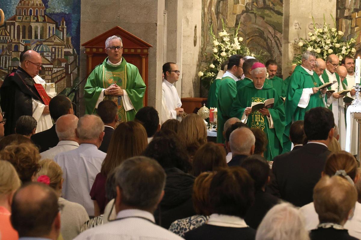 El obispo, Antonio Valín, en la Colegiata. A su izquierda, el obispo emérito, Luis Quinteiro Fiuza.
