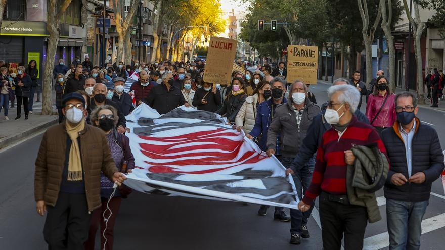 Vecinos se manifiestan reivindicando el parque central de Alicante