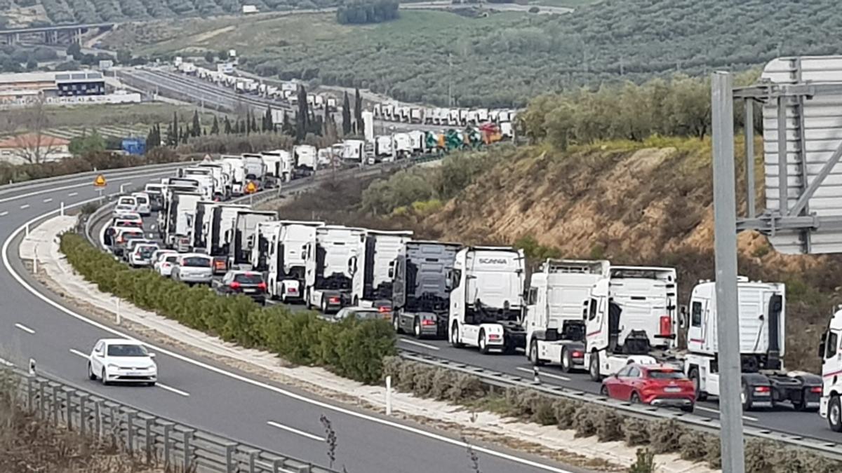 Marcha de transportistas participantes en la huelga, desde Lucena hasta Antequera.