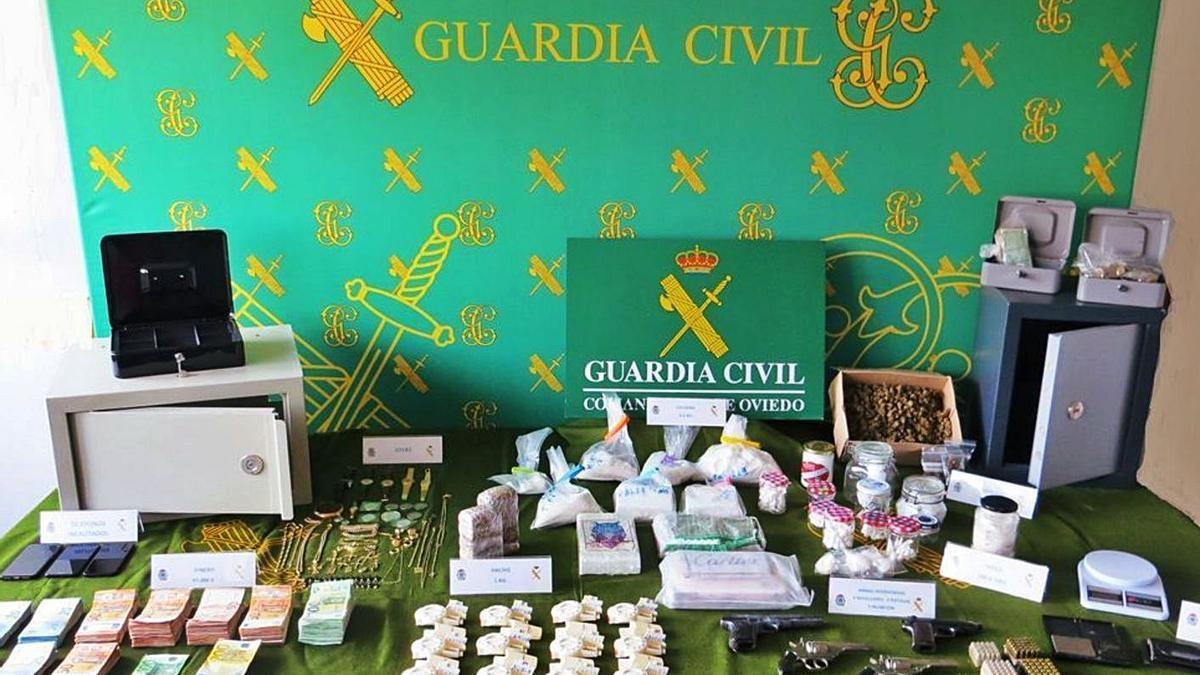 La droga, el dinero y las armas incautadas a la red. | Guardia Civil