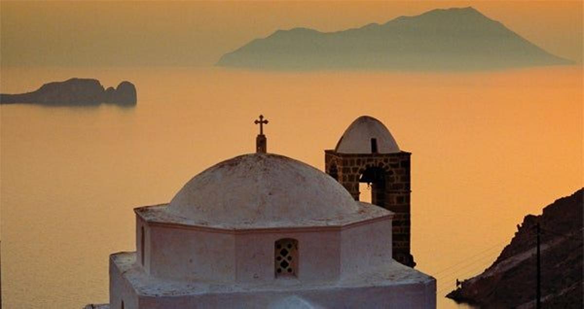 Pasado
volcánico
Plaka, un singular
conjunto de casas
blancas, constituye el
núcleo urb