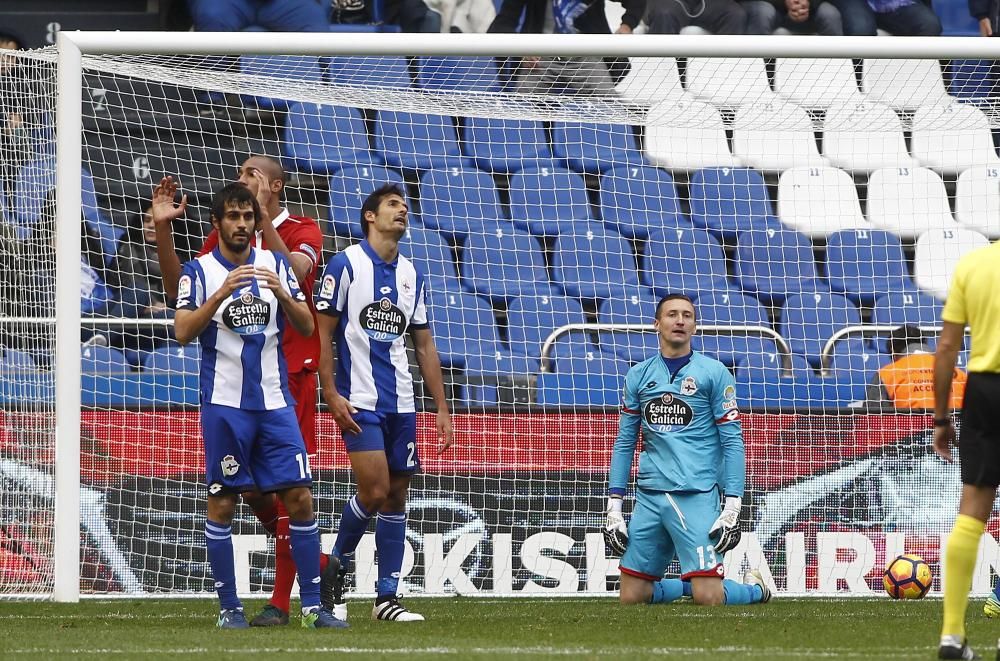 El Dépor cae en el descuento ante el Sevilla