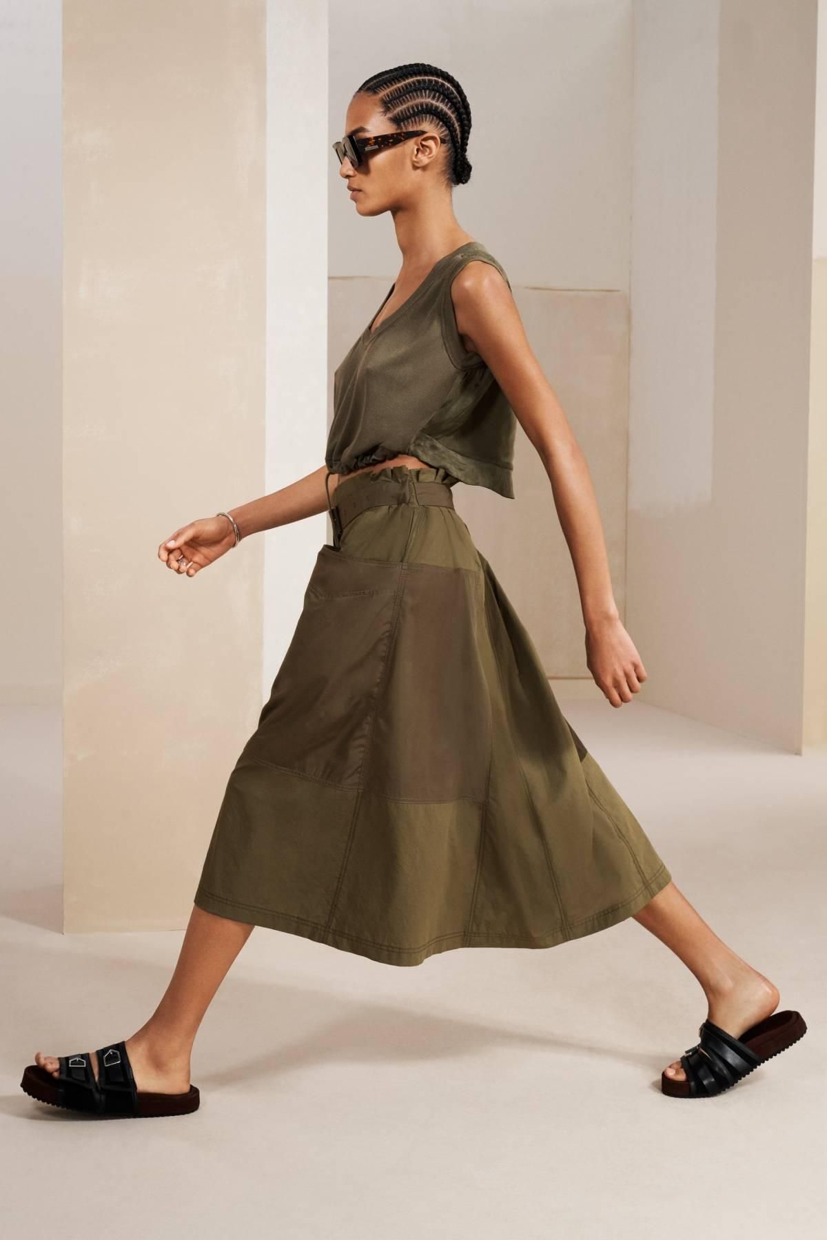 Look de crop top, falda midi y sandalias planas, de Zara SRPLS