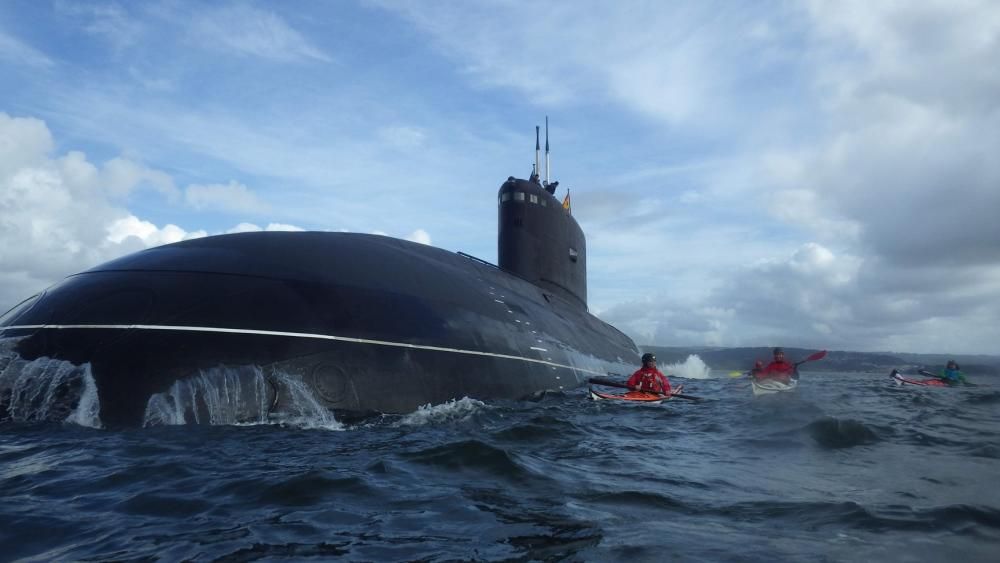 Un submarino de la Armada argelina solicitó fondear en la ría de Ares por el mal estado del mar. El colectivo de regatistas se acercó a saludar y tomarse fotografías con miembros de la tripulación.