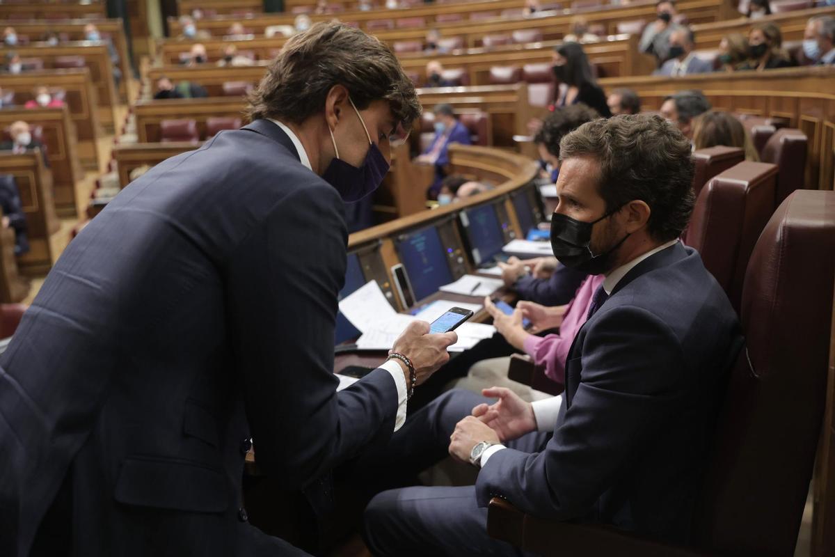 Pablo Casado se despide de los suyos en el Pleno del Congreso