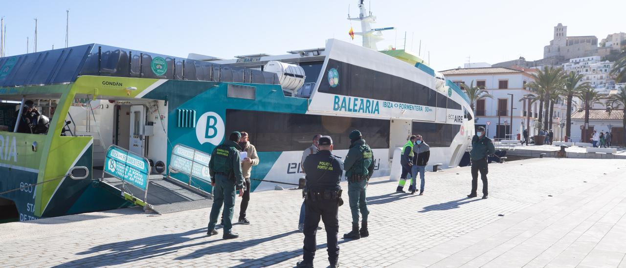 Control de la Guardia Civil en el tráfico entre Ibiza y Formentera. Vicent Marí