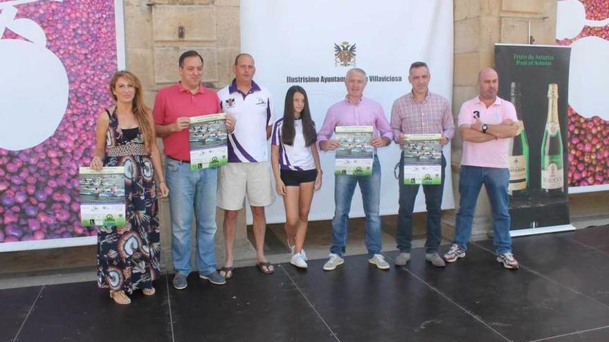 Representantes del club Piragüismo Maliayo y del Ayuntamiento durante la presentación.