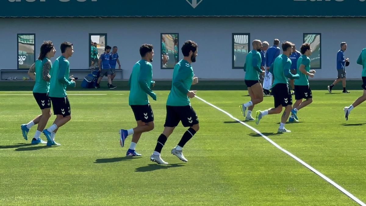 VÍDEO | El Betis entrena en la previa del encuentro ante la Real Sociedad con dos bajas y con Pablo García a las órdenes de Dani Fragoso