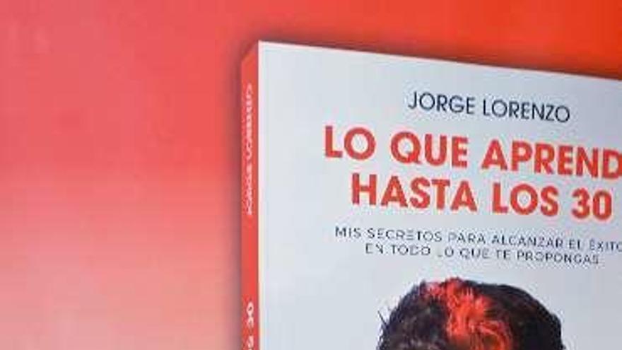 Jorge Lorenzo, ante un cartel del libro que repasa su vida.