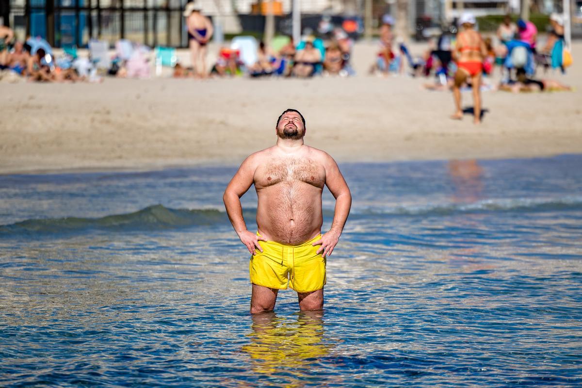 Un bañista disfruta de las cálidas aguas de la Cala de Finestrat.