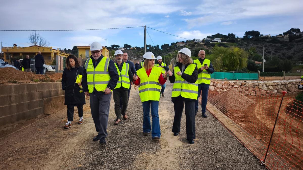 La alcaldesa de Torrent habla con la delegada del Gobierno Pilar Bernabé en su visita a los caminos agrícolas.
