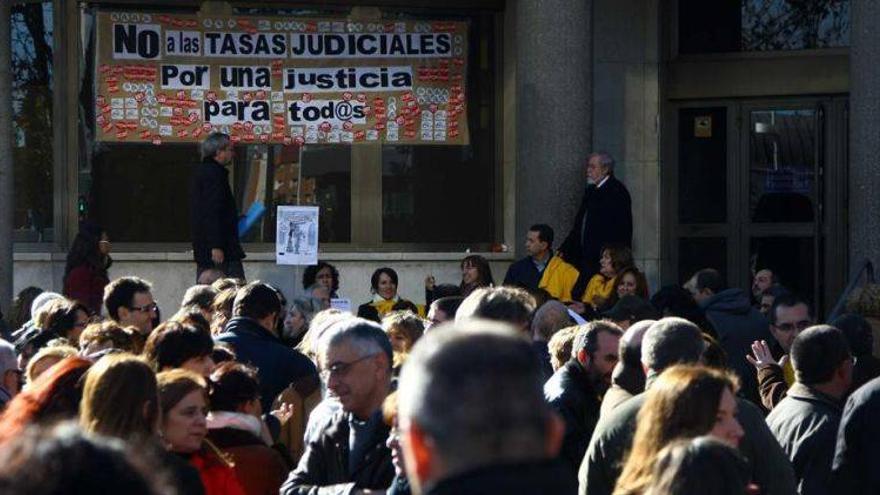 Empleados públicos de Justicia recogen firmas contra la reforma de Gallardón