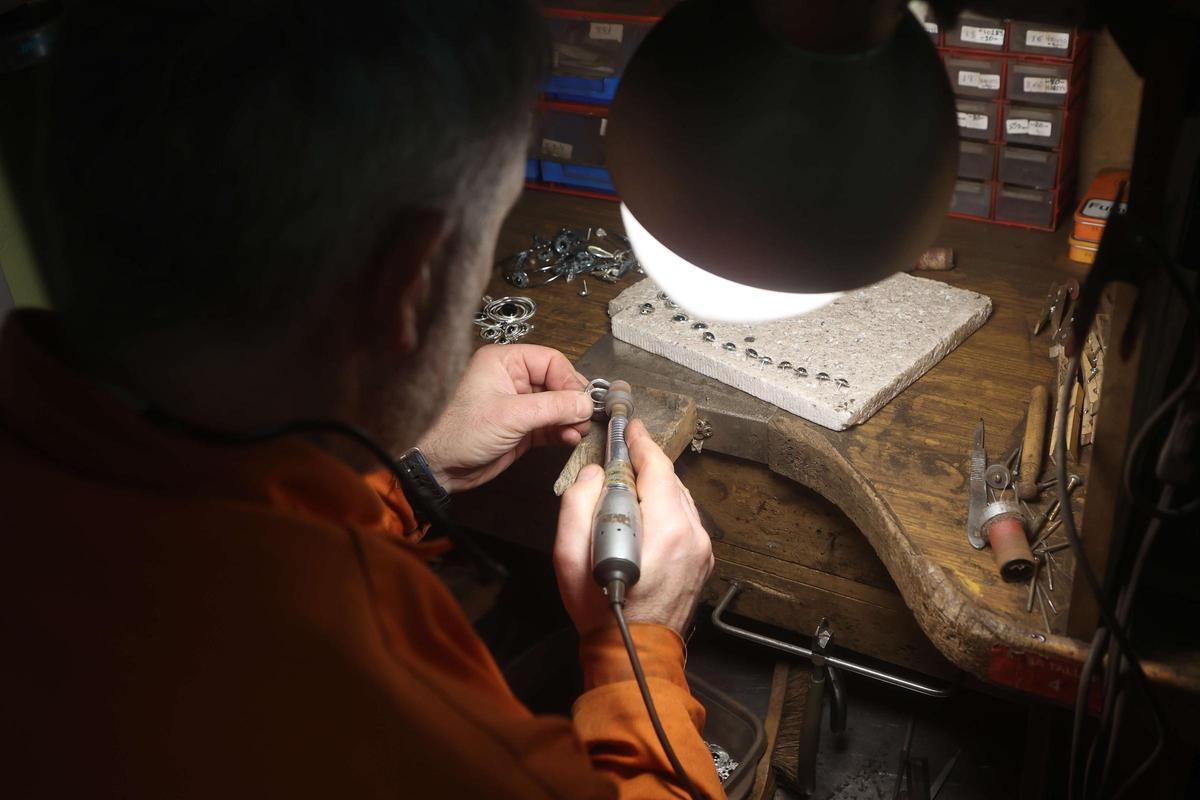 Uno de los artesanos de Ardentia pule una pieza de azabache.