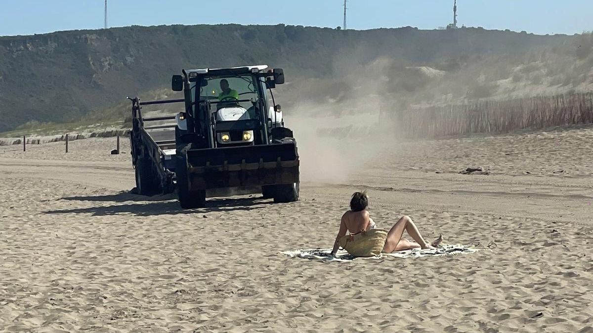 VÍDEO: Quejas de los bañistas en Salinas por el uso de maquinaria pesada para limpiar a media mañana: "Puede haber una desgracia"